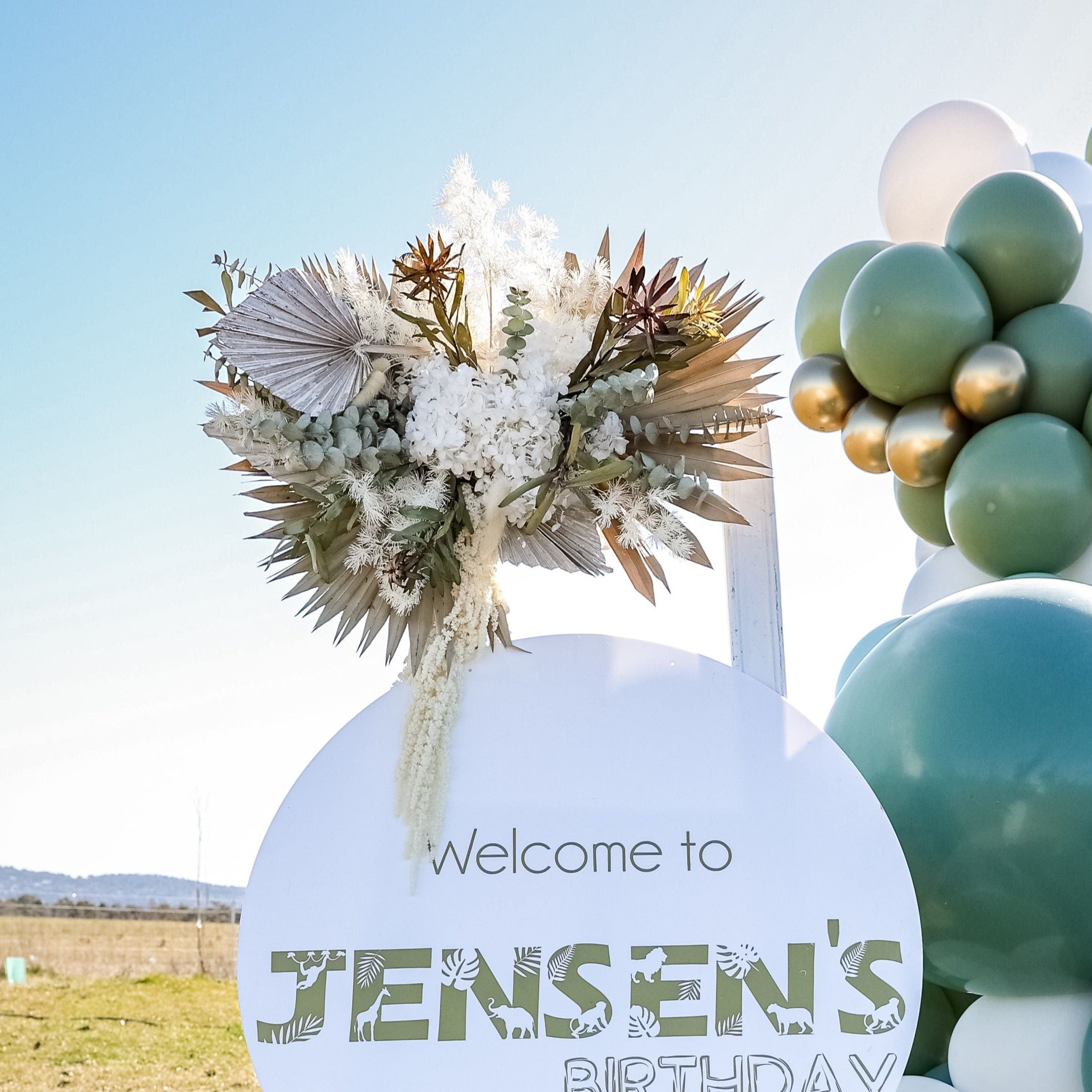 WHITE/GREEN DRIED FLOWER ARRANGEMENT Wagga Event Hire